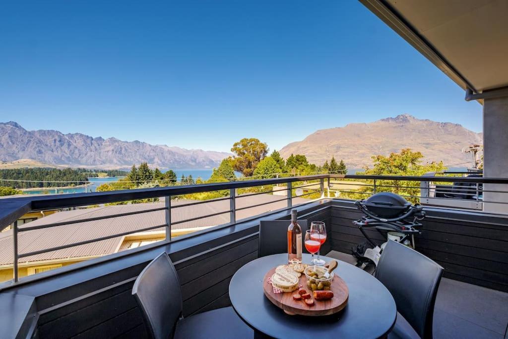 Toru - Eclectic Apartment With Delightful Lake Views Queenstown Exterior photo
